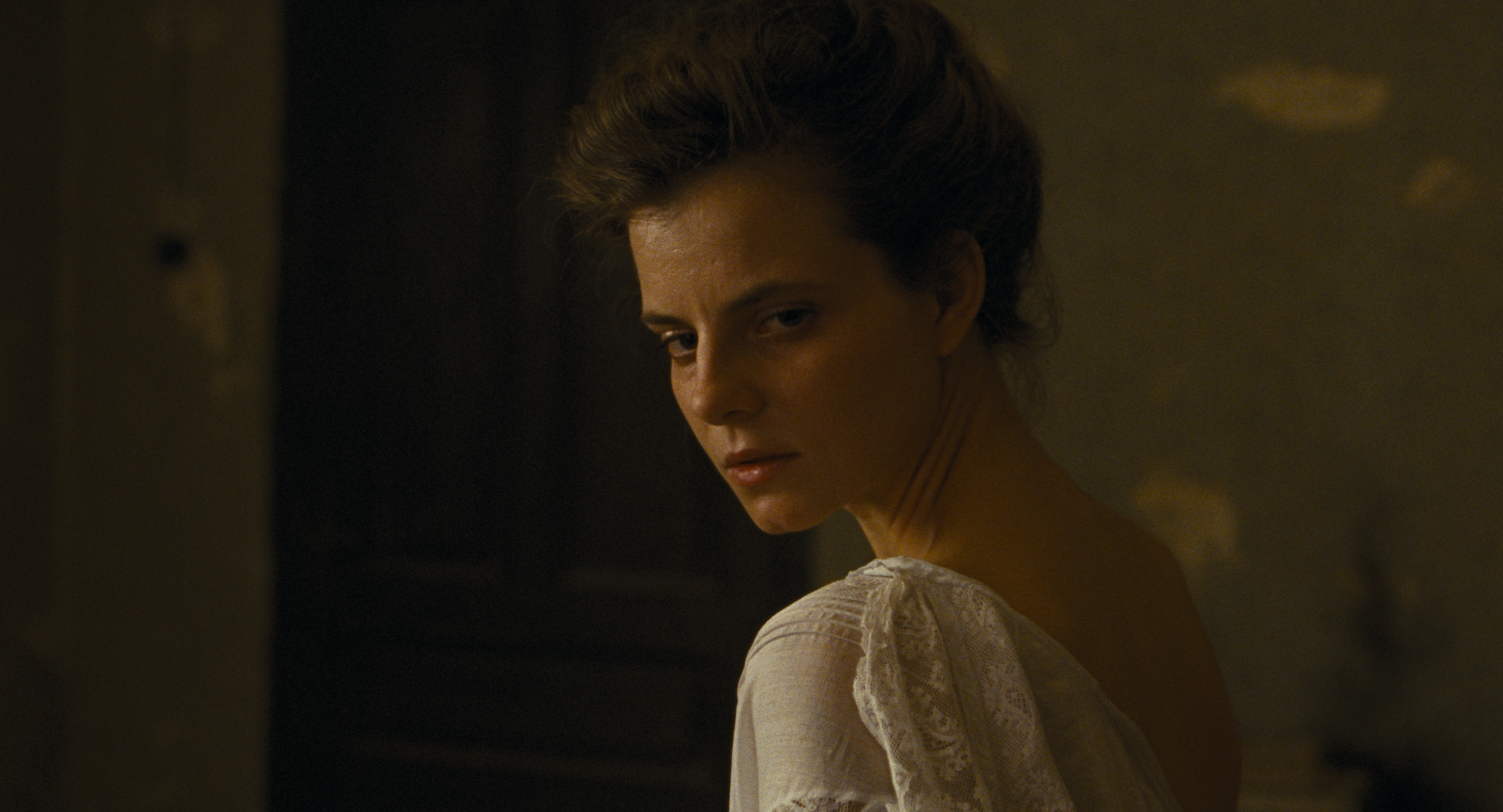 45962-Napsz__llta__Sunset__-_L__szl___Nemes__film_still___8_