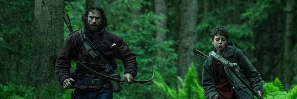 Deux jeunes hommes courent dans la nature.