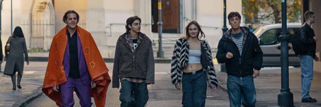 Un groupe marche dans la rue : il est composé de trois jeunes adolescents et d'une adolescente.