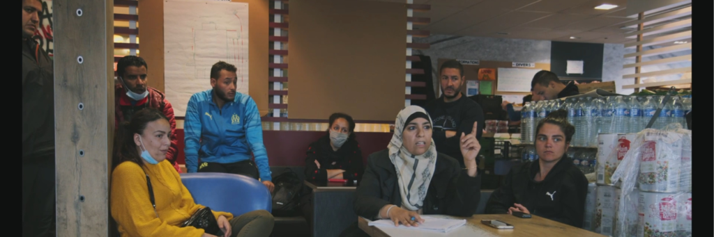 Un groupe de personne discute autour d'une table. 