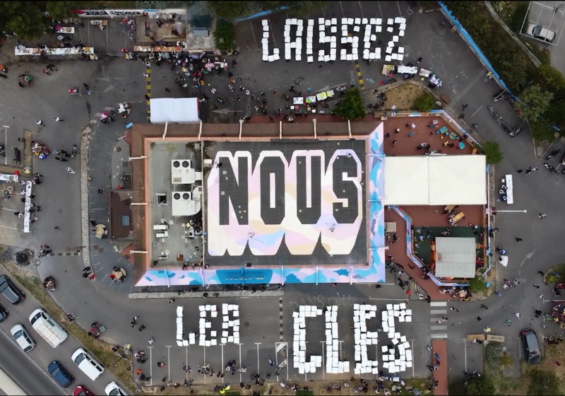 Vue aérienne d'un batiment avec un texte : Laissez nous les clés