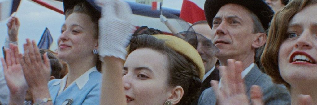Un homme dans la foule (joué par Swann Arlaud). Reconstitution d'époque années 1940