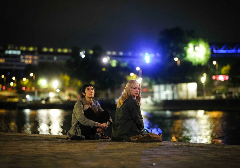 Deux femmes dans la nuit, assisse sur les bords de la Seine à Paris