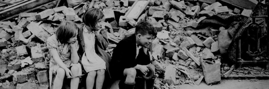 Des enfants sont devant des gravas. Photo tirée de London Can Take It.